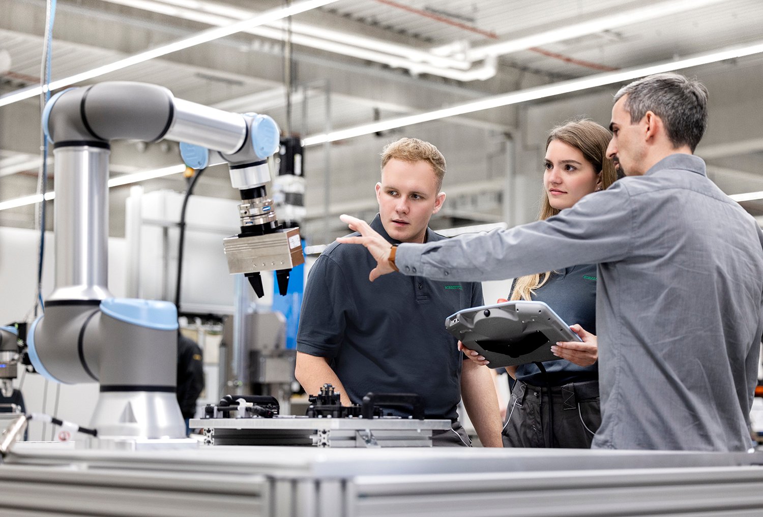 5. training Students-interact-with-a-cobot_688229_master