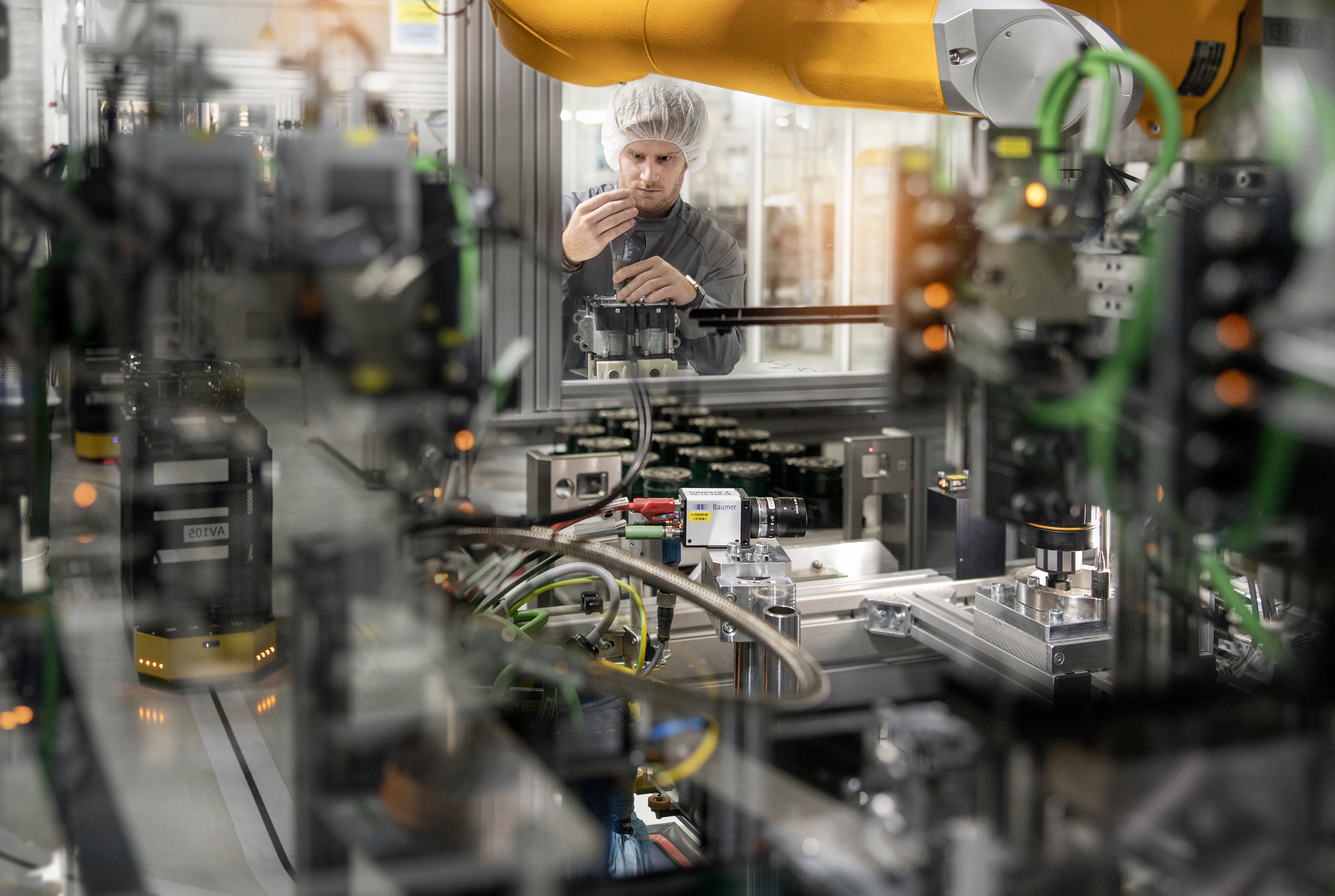 Industrial-robots-in-the-clean-room_121002_master